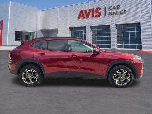 Used 2025 Chevrolet Trax LT w/ LT Convenience Package FWD image 5