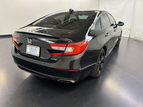 Used 2018 Honda Accord Touring image 9