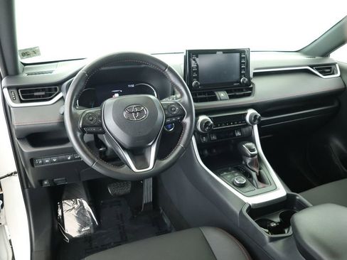 Used 2021 Toyota RAV4 SE image 11