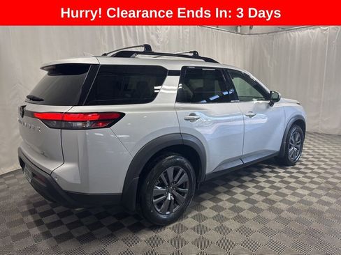 Used 2022 Nissan Pathfinder SV image 3