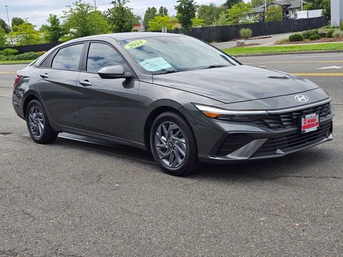 Used 2024 Hyundai Elantra SEL FWD image 3