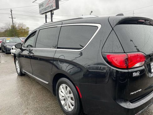 Used 2019 Chrysler Pacifica Touring-L image 7