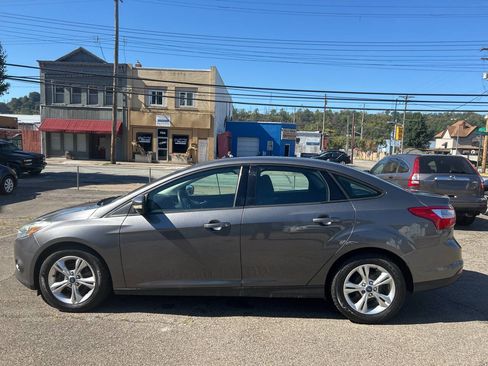 Used 2013 Ford Focus SE w/ SE Winter Pkg image 8