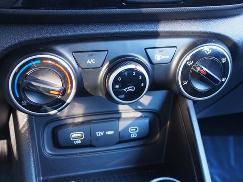 Used 2025 Hyundai Venue SE image 25