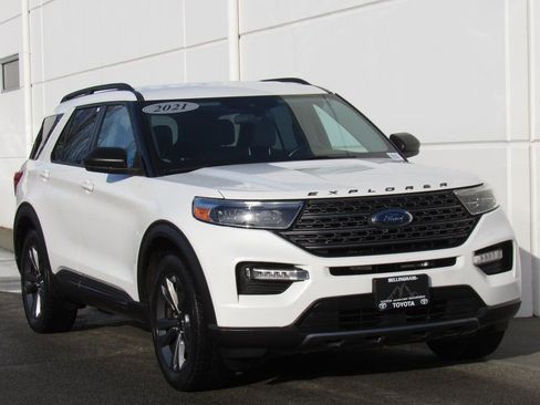 Used 2021 Ford Explorer XLT w/ Equipment Group 202A image 2