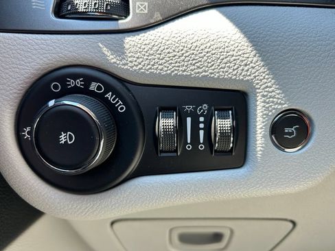 Used 2019 Jeep Cherokee Limited w/ Luxury Group AWD/4WD image 15
