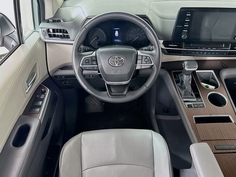 Certified 2022 Toyota Sienna XLE FWD image 18