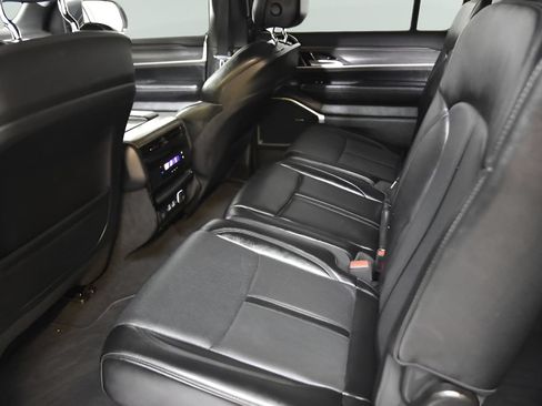 Used 2024 Jeep Wagoneer Series II w/ Flexible Seating Group AWD/4WD image 34