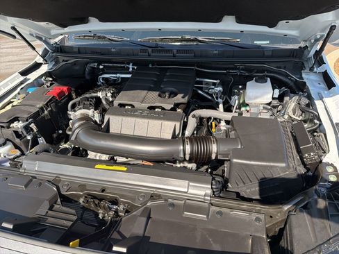 Used 2025 Nissan Frontier SV image 19