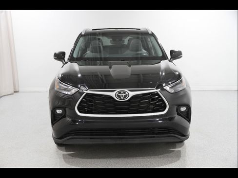 Used 2023 Toyota Highlander XLE image 2