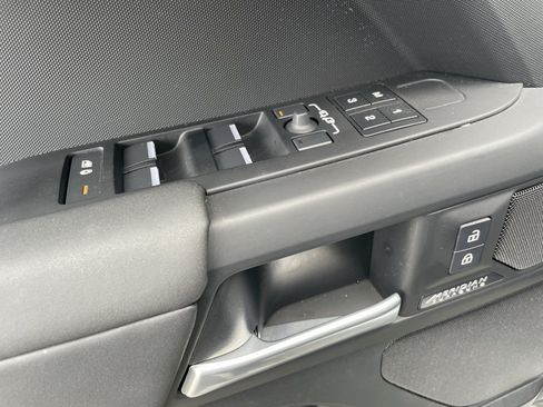 Certified 2025 Land Rover Defender 110 X-Dynamic SE AWD/4WD image 11