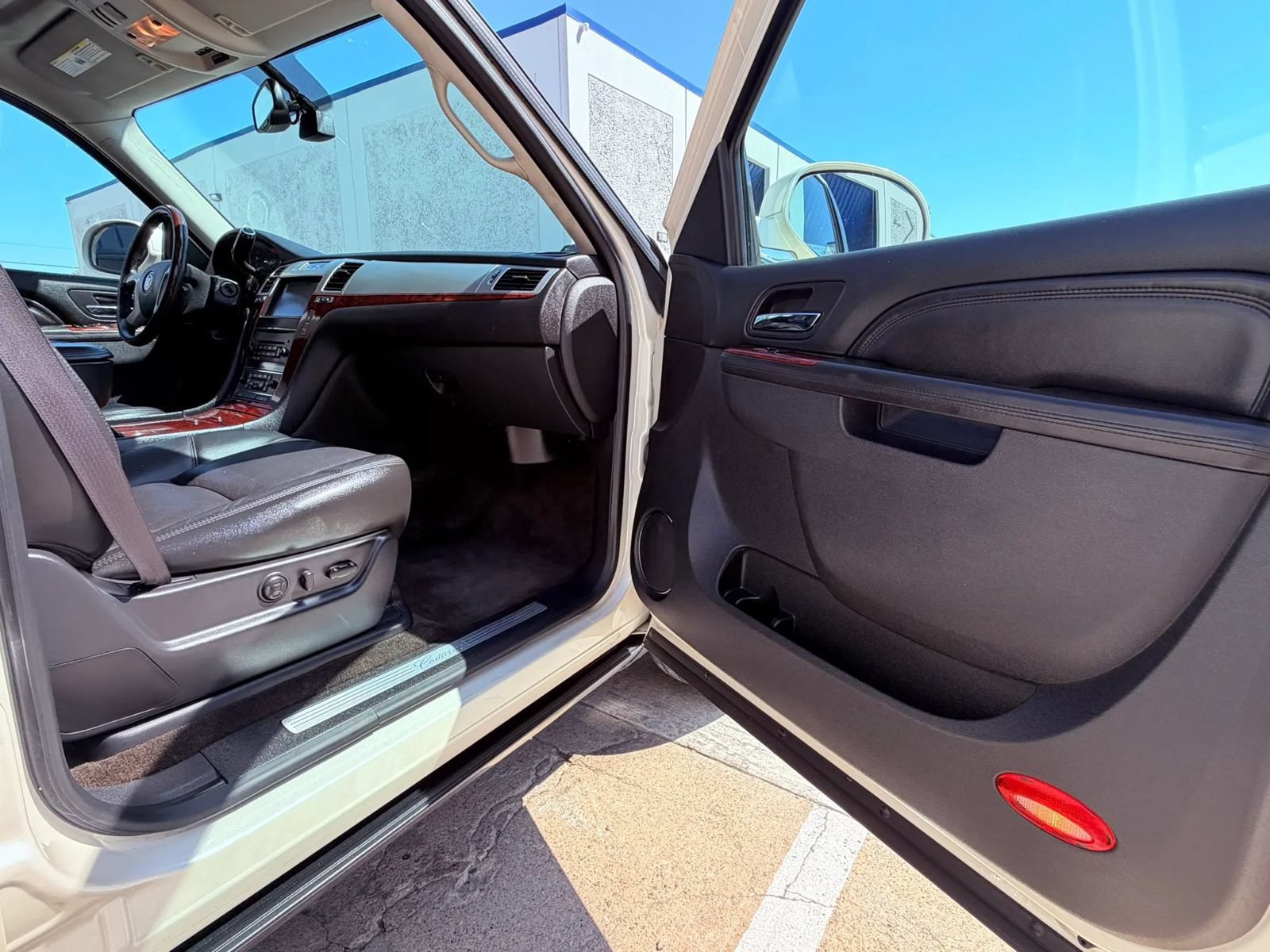 Used 2013 Cadillac Escalade Luxury RWD image 22