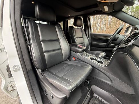 Used 2019 Jeep Grand Cherokee Limited image 32