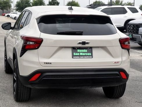Used 2026 Chevrolet Trax RS w/ Sunroof Package FWD image 5