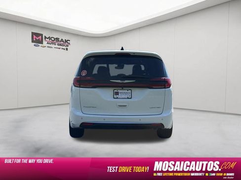 Used 2026 Chrysler Pacifica Limited FWD image 6