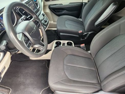 Used 2022 Chrysler Voyager LX FWD image 14