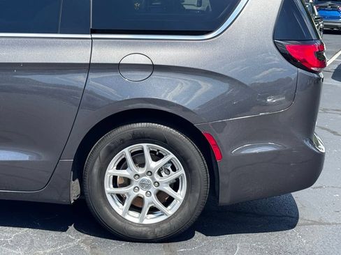 Used 2023 Chrysler Pacifica Touring-L FWD image 33