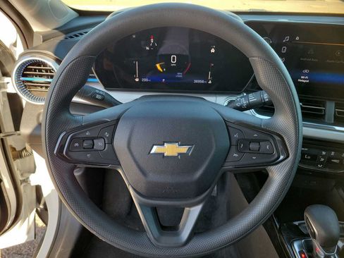 Used 2025 Chevrolet Trax LT FWD image 19