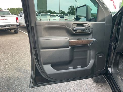 Used 2022 GMC Sierra 2500 Denali w/ Denali Black Diamond Edition AWD/4WD image 10