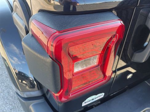 Used 2018 Jeep Wrangler Unlimited Sahara image 44