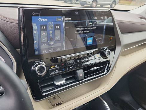 Used 2022 Toyota Highlander Limited image 18