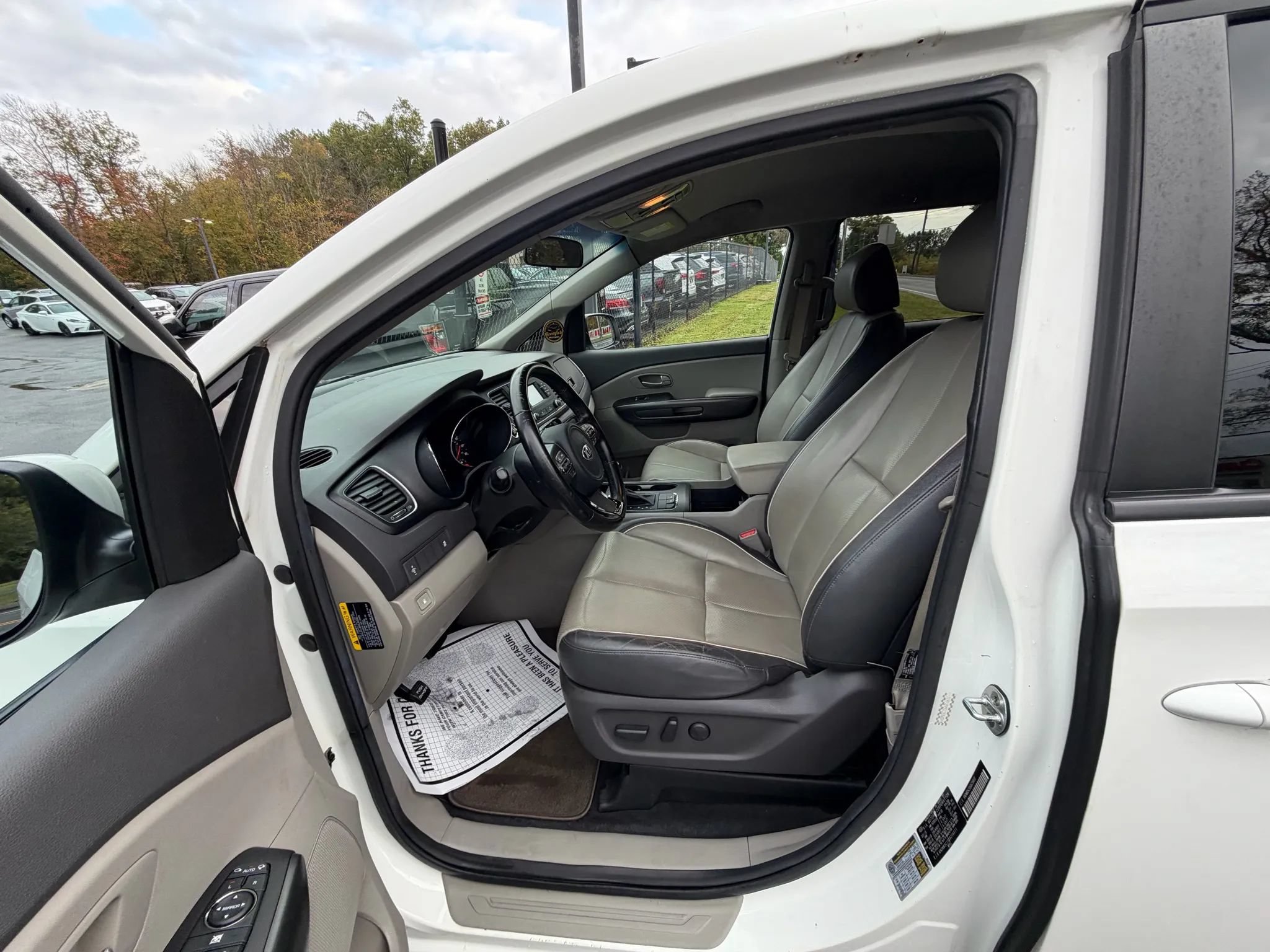 Used 2016 Kia Sedona LX w/ LX Essentials Premium Package FWD image 10
