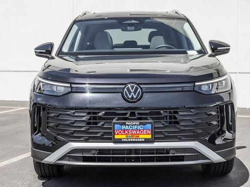 New 2025 Volkswagen Tiguan SE image 2