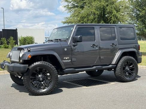 Used 2017 Jeep Wrangler Unlimited Sahara w/ Connectivity Group AWD/4WD image 3