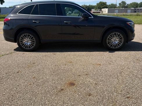 Used 2025 Mercedes-Benz GLC 300 4MATIC image 4