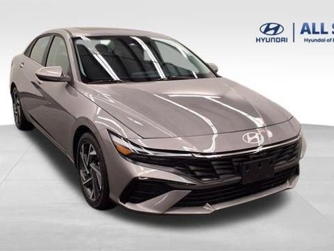 Used 2025 Hyundai Elantra SEL image 1
