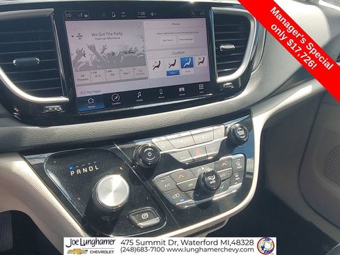 Used 2022 Chrysler Pacifica Touring-L FWD image 16