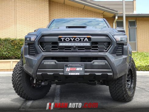 Used 2025 Toyota Tacoma TRD Sport AWD/4WD image 21