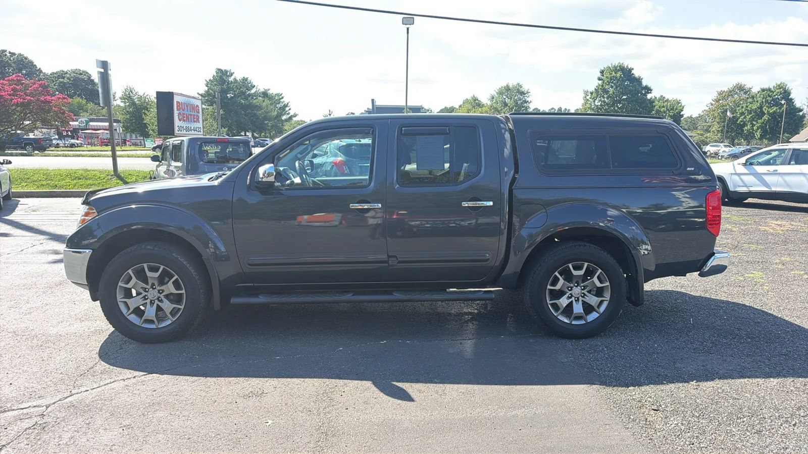 Used 2015 Nissan Frontier SL w/ Moonroof Package AWD/4WD image 3