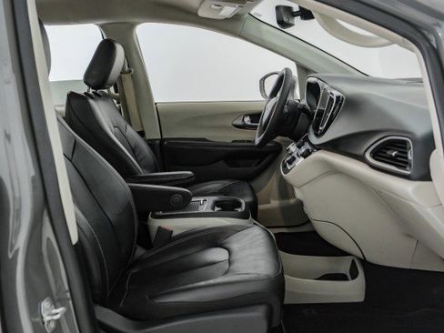 Used 2022 Chrysler Pacifica Touring-L image 28