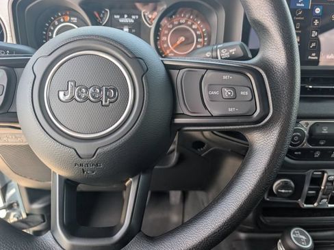 Used 2025 Jeep Gladiator Sport AWD/4WD image 14