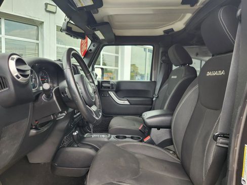 Used 2016 Jeep Wrangler Unlimited Sahara w/ Connectivity Group AWD/4WD image 24
