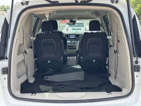 Used 2023 Chrysler Voyager LX FWD image 4