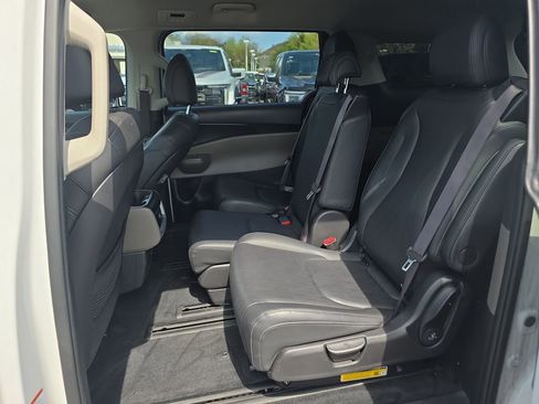 Used 2025 Kia Carnival FWD image 16