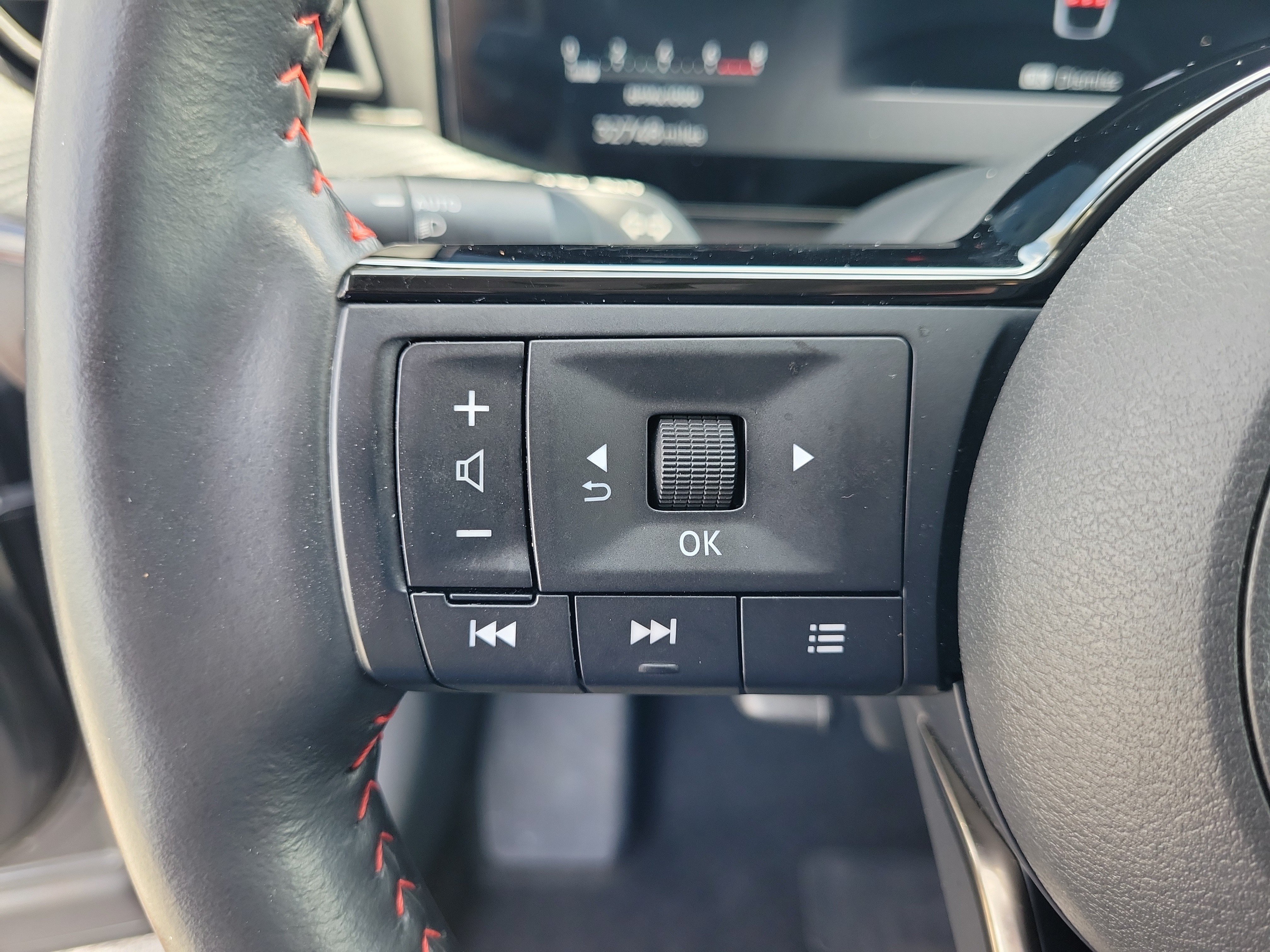 Certified 2025 Nissan Kicks SR w/ SR Premium Package FWD image 17