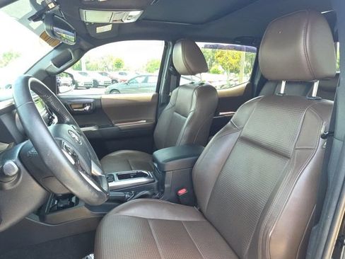 Used 2017 Toyota Tacoma Limited w/ Tow Package AWD/4WD image 7