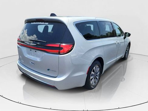 Used 2024 Chrysler Pacifica Limited FWD image 33