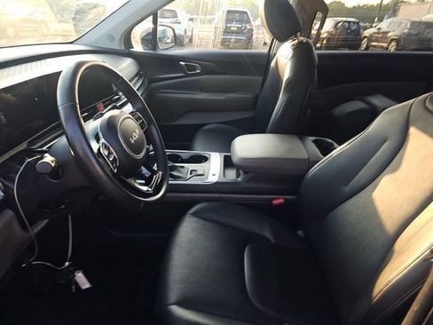 Used 2025 Kia Carnival FWD image 9