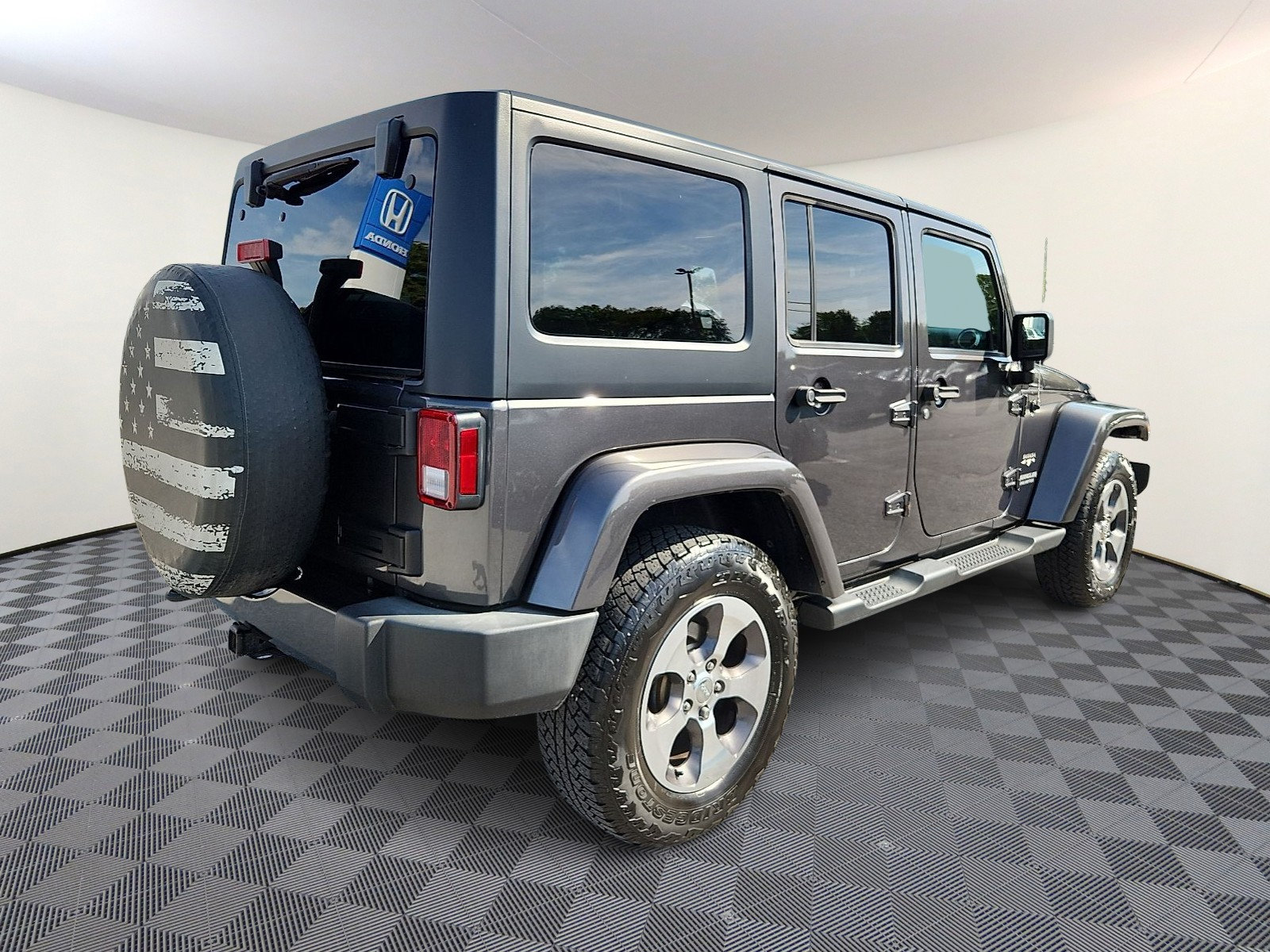 Used 2017 Jeep Wrangler Unlimited Sahara w/ Connectivity Group AWD/4WD image 6