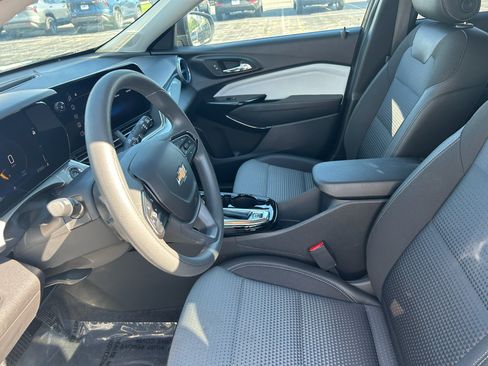 Used 2025 Chevrolet Trax LT FWD image 9