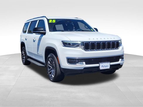 Used 2025 Jeep Wagoneer 4WD image 3