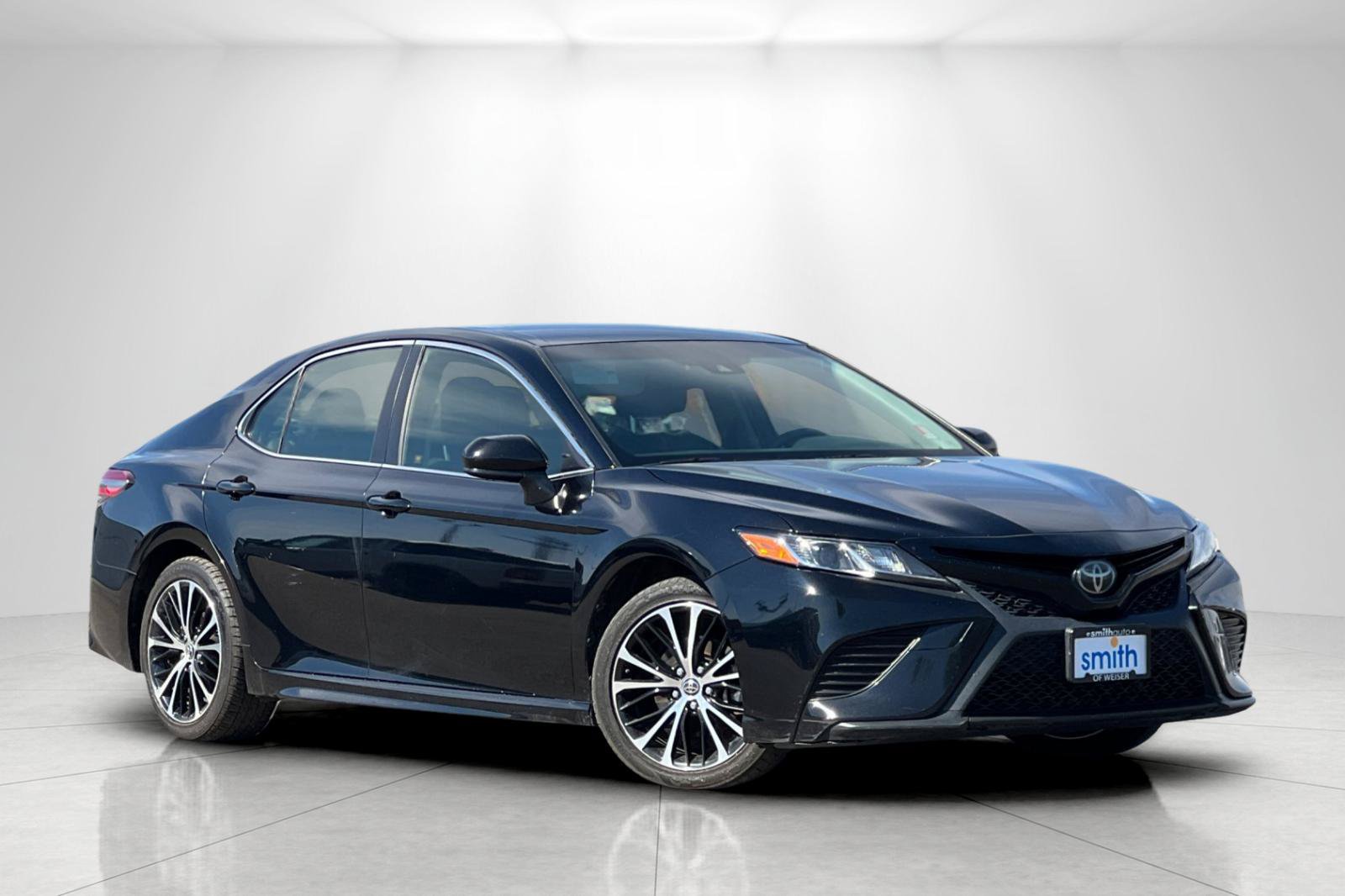 Used 2018 Toyota Camry SE FWD image 2