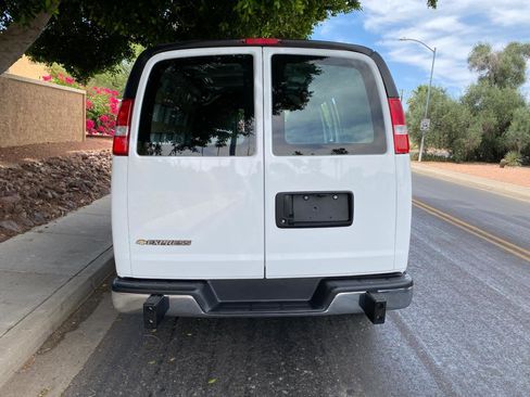 Used 2025 Chevrolet Express 2500 w/ Driver Convenience Package RWD image 5