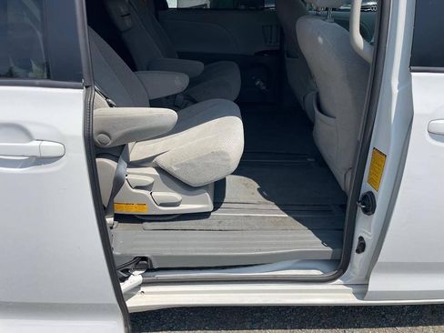 Used 2014 Toyota Sienna LE FWD image 12