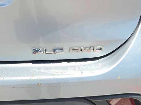 Used 2020 Toyota Highlander XLE AWD/4WD image 6