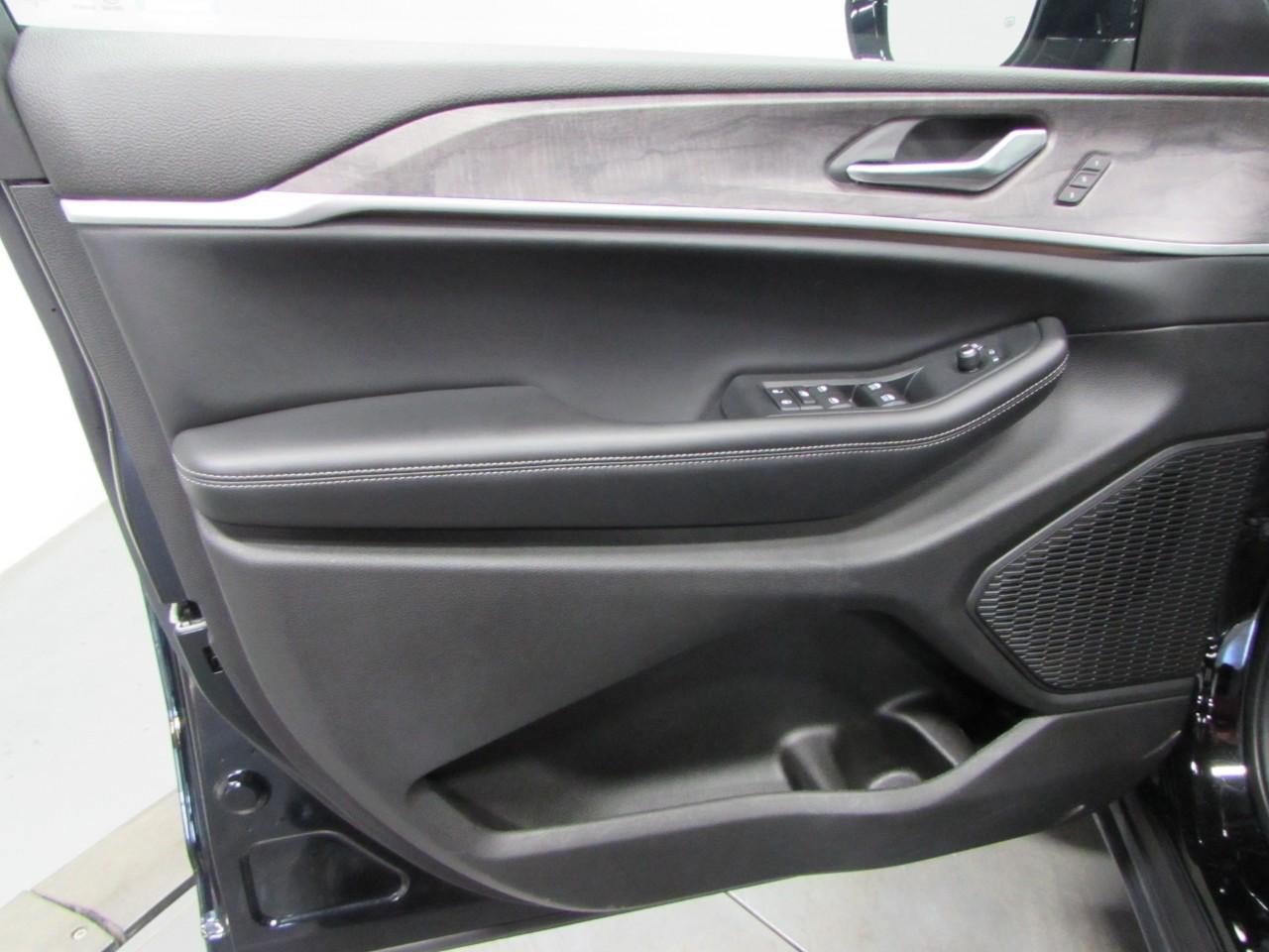 Used 2023 Jeep Grand Cherokee L Limited AWD/4WD image 12